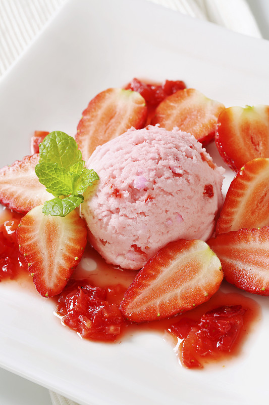 草莓冰淇淋配生水果图片下载