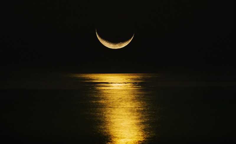 新月倒映在海面上图片下载