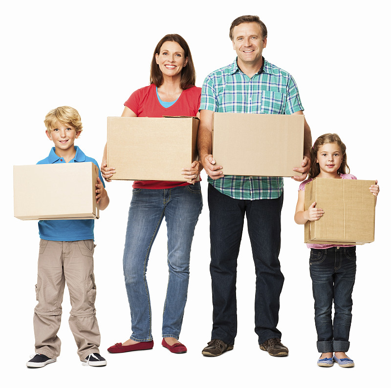 抱着纸箱的幸福家庭-孤立图片下载