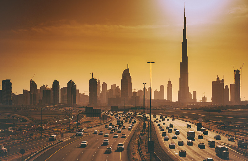迪拜的摩天大楼和高速公路图片下载