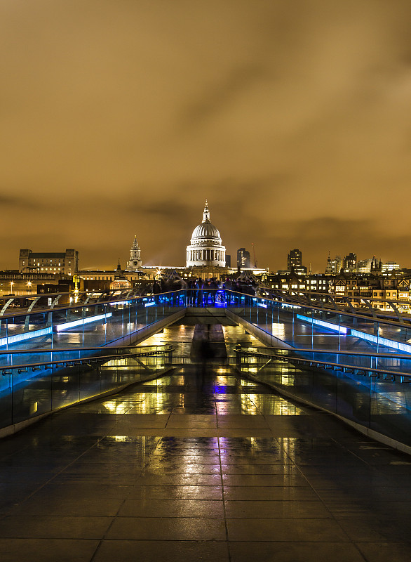 英国，伦敦，从千禧桥到灯火通明的圣保罗大教堂图片下载
