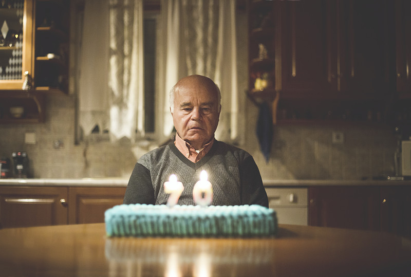 一个老人独自庆祝他的生日图片下载