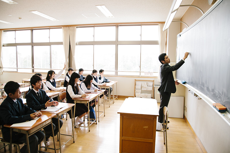 高中班级和老师在黑板上写字，日本图片下载
