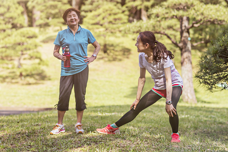 老年妇女在代代木公园做运动图片下载