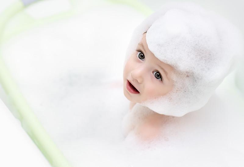 可爱的婴儿/幼童正在洗泡泡浴图片下载