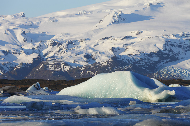早晨，冰川在冰岛冰川上漂流图片下载