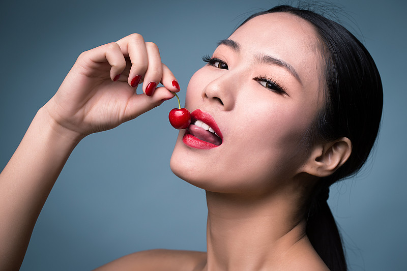 亚洲女性喜欢化妆和樱桃图片下载