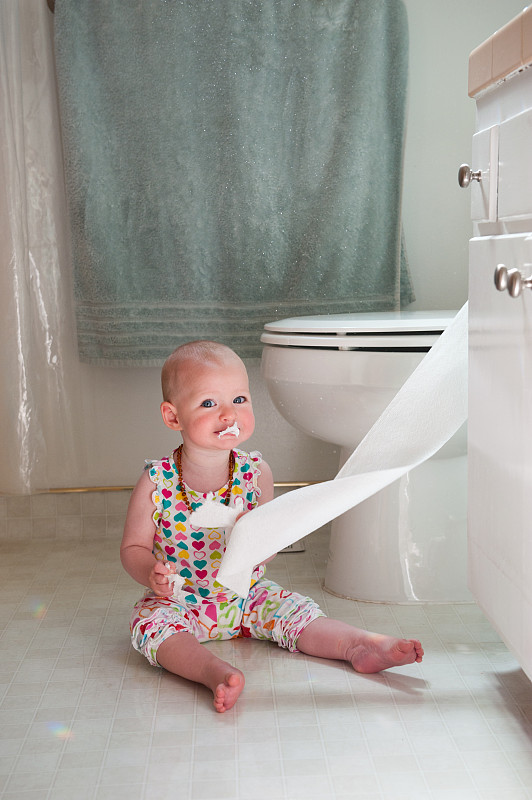 小女婴在玩厕纸图片下载