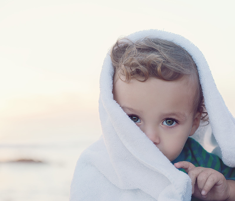 沙滩小孩藏在毛巾里图片下载