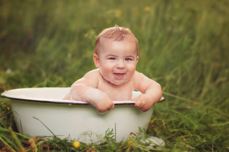 快乐的宝宝在户外洗泡泡浴图片下载