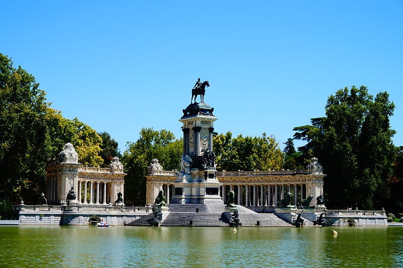 靠近纪念碑阿方索十二世，El Retiro公园，马德里，西班牙图片素材
