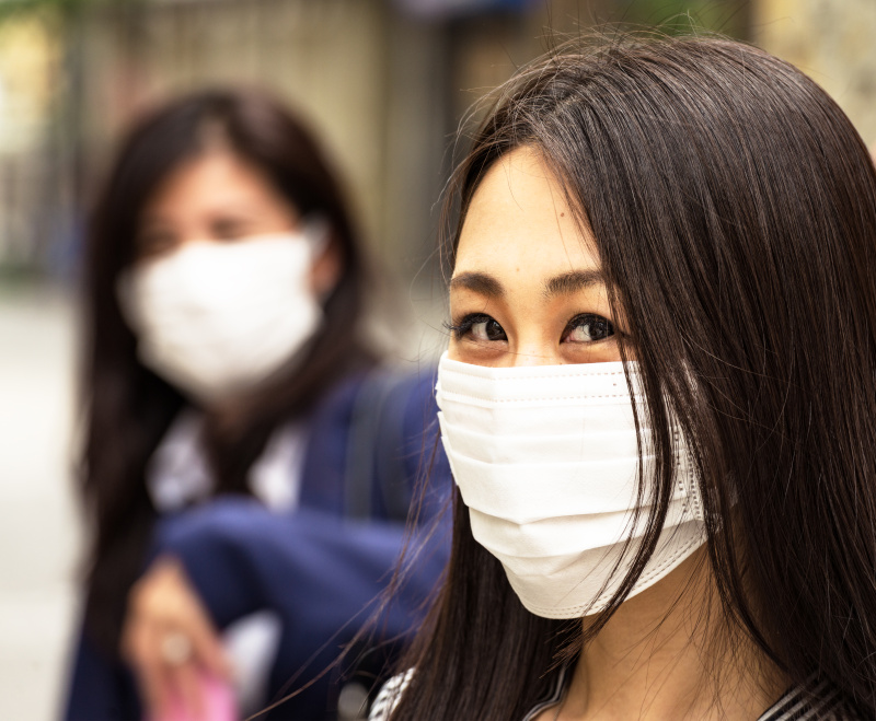 两名日本妇女戴着防护口罩图片下载