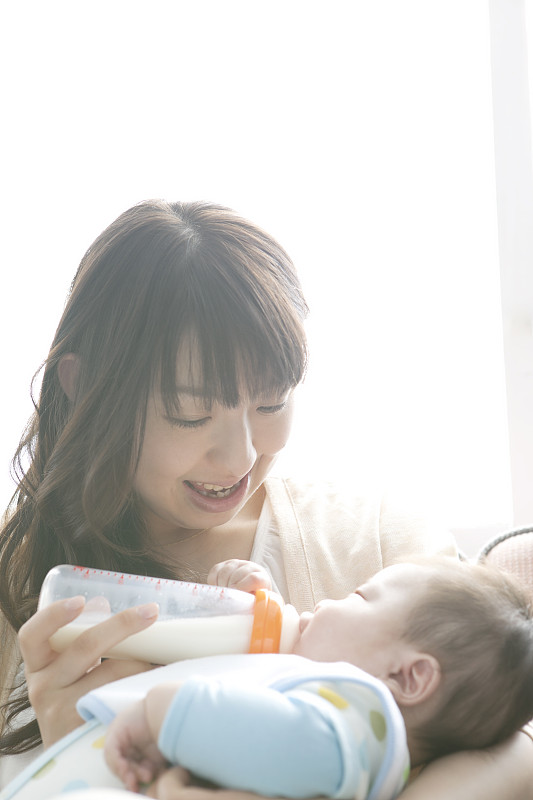 给婴儿喂奶的母亲图片素材