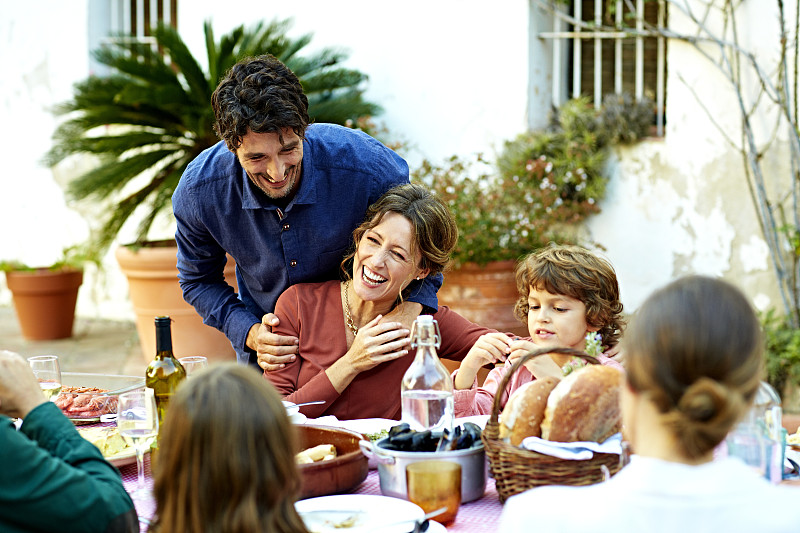 欢乐的一家人在户外用餐图片下载