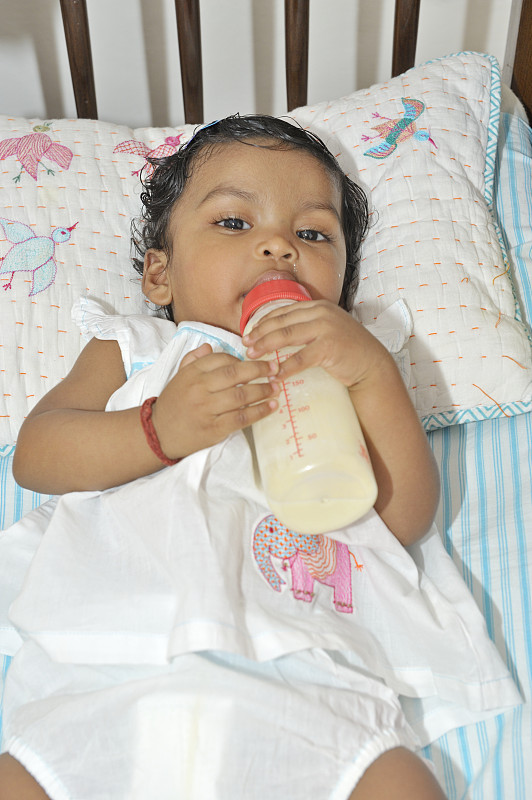 喝牛奶的印度女婴图片下载