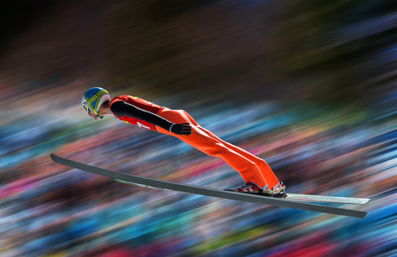 滑雪跳台在半空中对模糊的背景图片下载