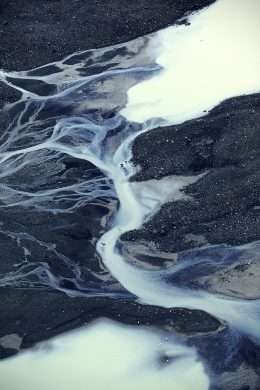Vatnajkull冰川，雪地和蜿蜒的河流，冰岛图片下载