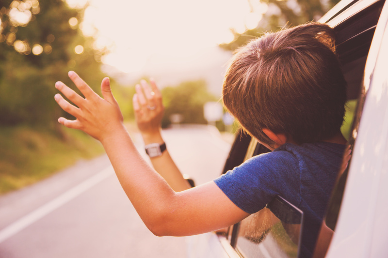 家庭夏季旅行驾驶越野车享受道路在加泰罗尼亚比利牛斯与手在道路微风。图片素材