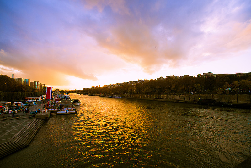 日落时分的塞纳河。巴黎。图片下载