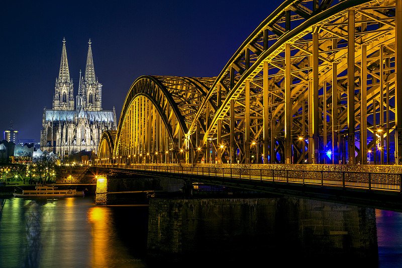 德国，科隆，照亮科隆大教堂和霍亨索伦大桥的夜晚图片下载