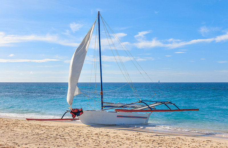 菲律宾长滩岛的一艘帆船图片下载