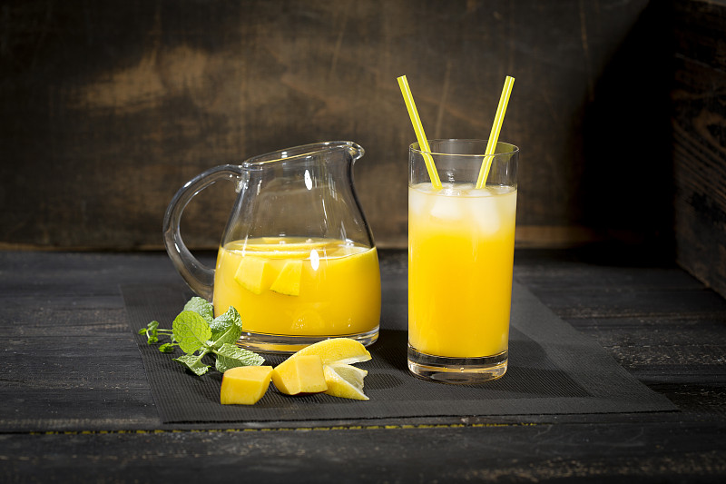 用芒果、柠檬和薄荷制成的清凉饮料图片素材