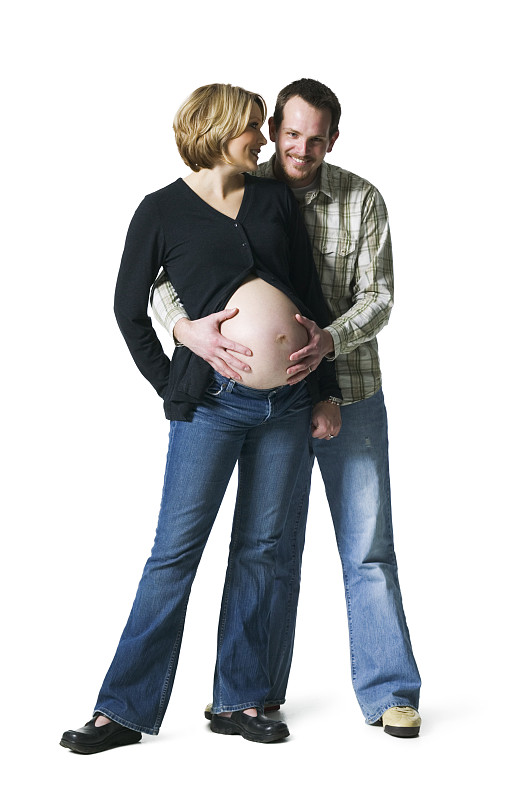 一幅中年男子抚摸怀孕妻子腹部的肖像图片下载