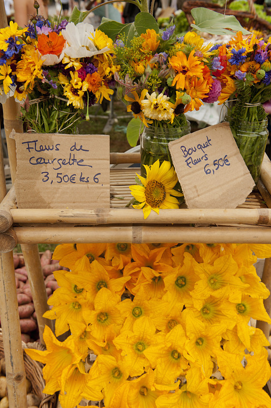 Traditional French market stall with flowers on display, Issigeac, France图片下载