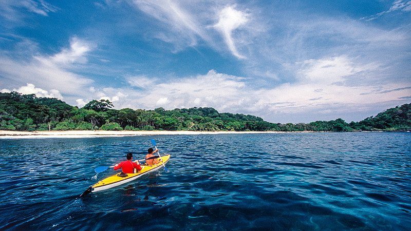 在乌戎库隆国家公园的海上皮划艇图片下载