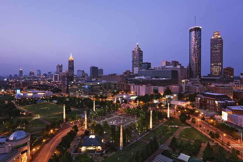美国佐治亚州亚特兰大市夜间的高楼大厦图片下载