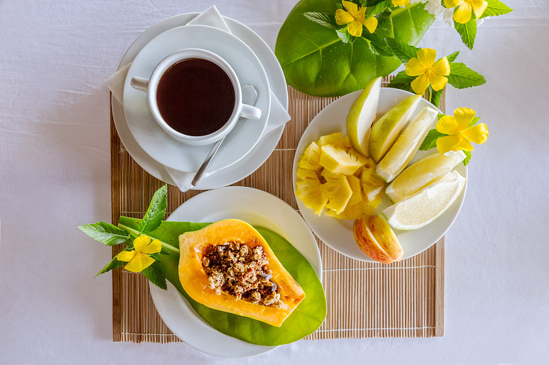 早餐有木瓜，热带水果和咖啡图片下载