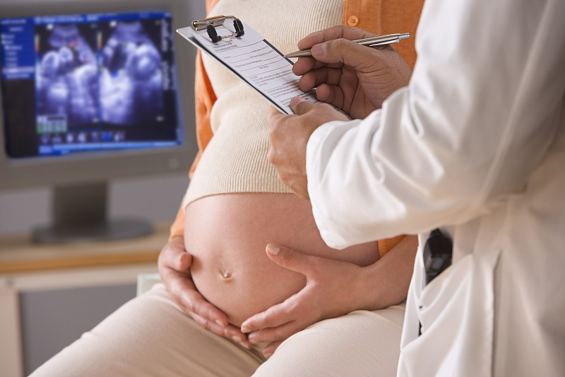 孕妇和男医生的腹部图片素材