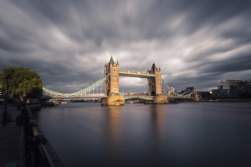 英国，伦敦，暮色中的塔桥，长时间曝光图片素材