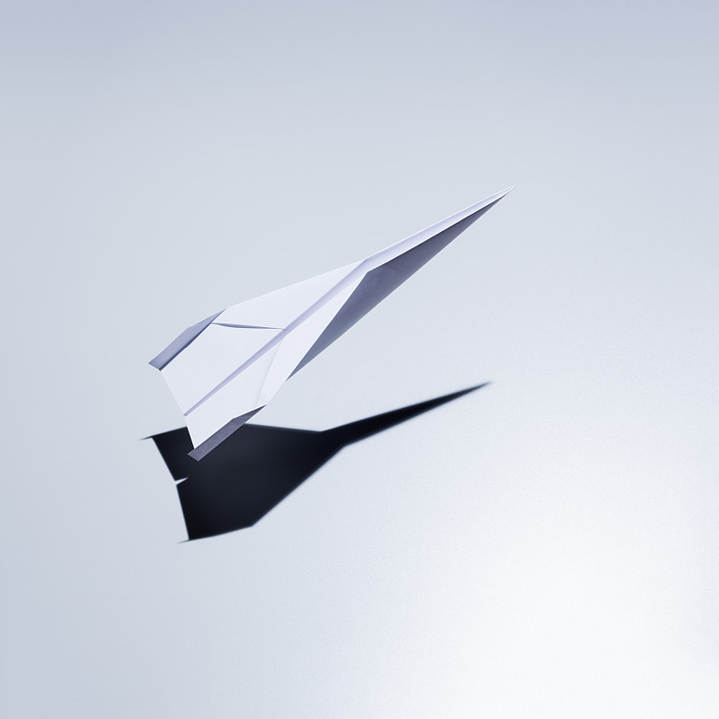 纸飞机起飞图片素材