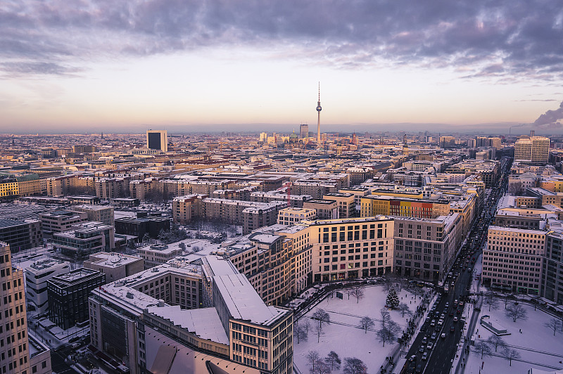 德国，柏林，城市景观和莱比锡街在冬天图片下载