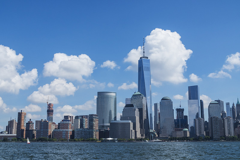 曼哈顿市中心摩天大楼上的云景图片下载
