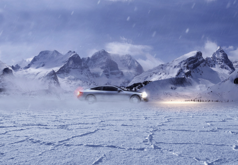 跑车在雪景中行驶图片下载