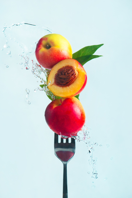 夏季小吃:叉子上的新鲜油桃图片素材