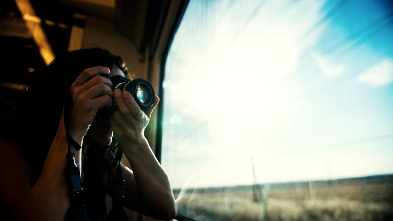 在火车上拿着相机的女人图片下载