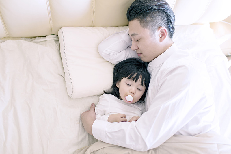 父亲和女儿在睡觉图片下载