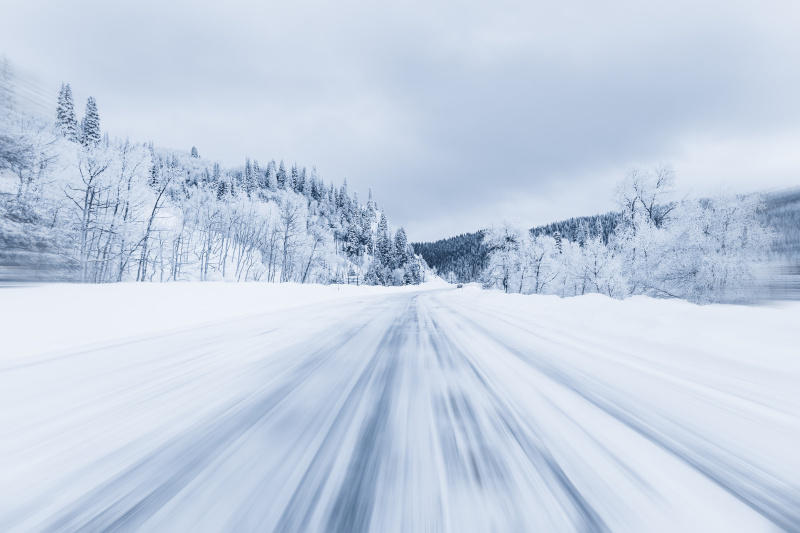 雪覆盖森林公路，蒸汽船斯普林斯，美国科罗拉多州，美国图片下载