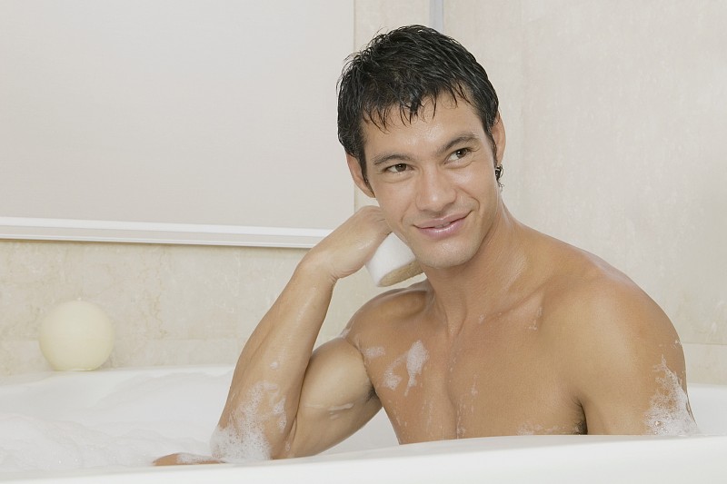 中年男人坐在泡泡浴里图片下载