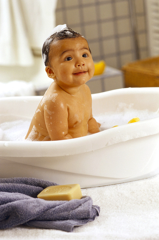 婴儿洗澡图片下载