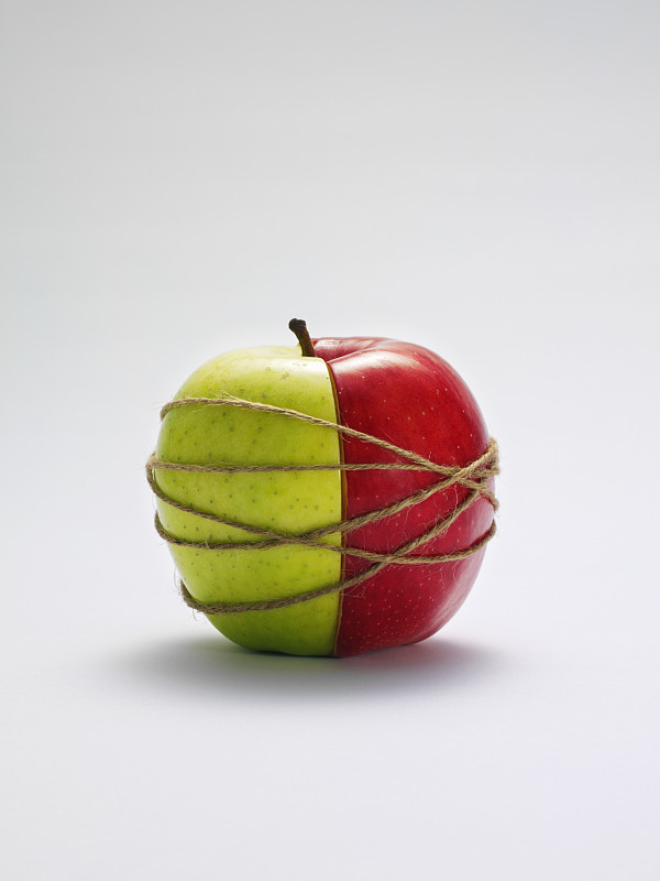 两个苹果的一半用绳子绑在一起图片下载