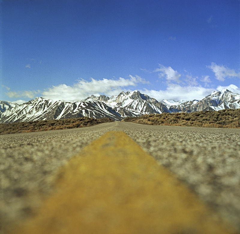 空旷的道路和白雪皑皑的山峰图片素材