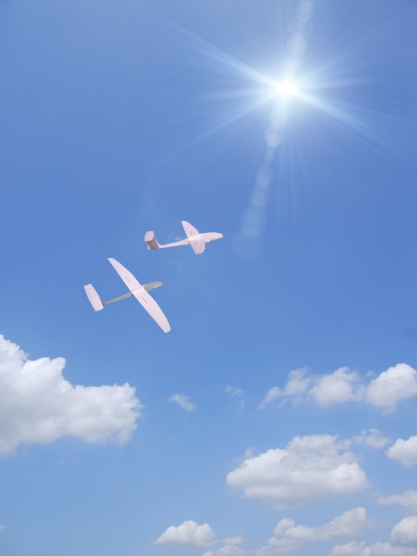 两架纸飞机在天空中飞行图片下载