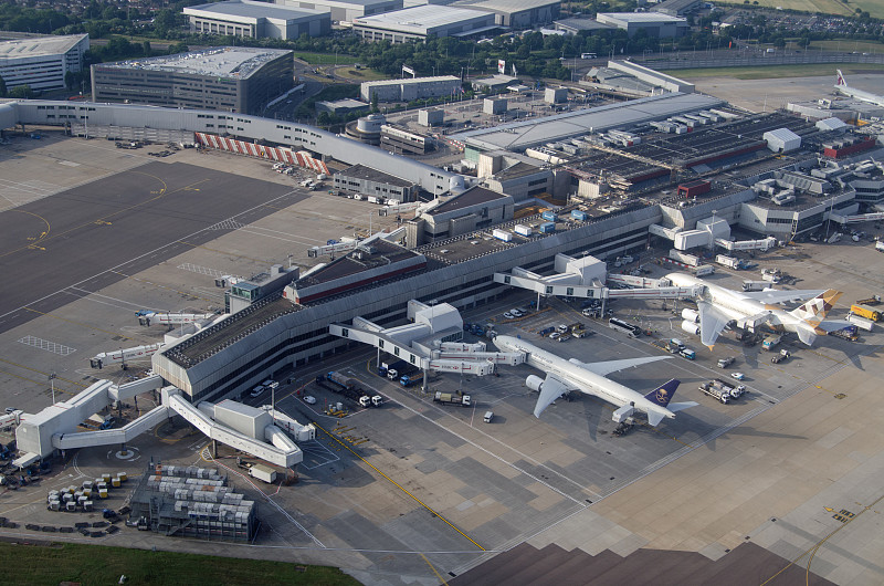 沙特和阿联酋的飞机在伦敦希思罗机场图片素材