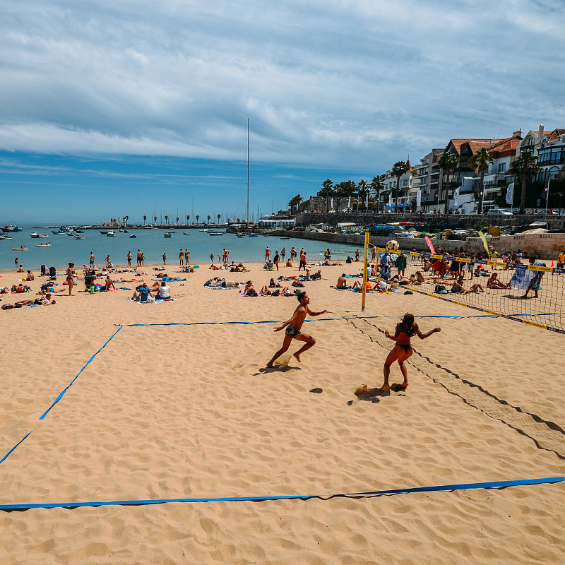 在葡萄牙卡斯凯斯的海滩上，人们玩各种各样的沙滩排球和被称为Futevolei的沙滩足球。这项运动起源于里约热内卢的伊帕内玛图片下载