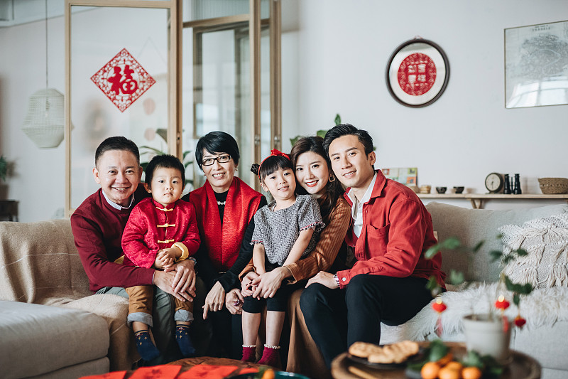 三代同堂的亚洲大家庭欢聚一堂，共同庆祝中国新年图片下载