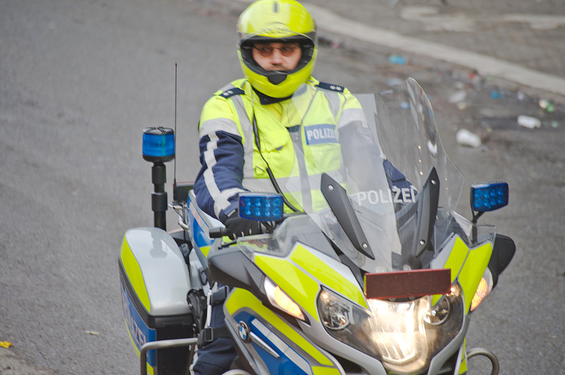 2019年，德国摩托车警察在罗森蒙塔格(玫瑰星期一嘉年华)巡逻。多特蒙德-德国。图片下载